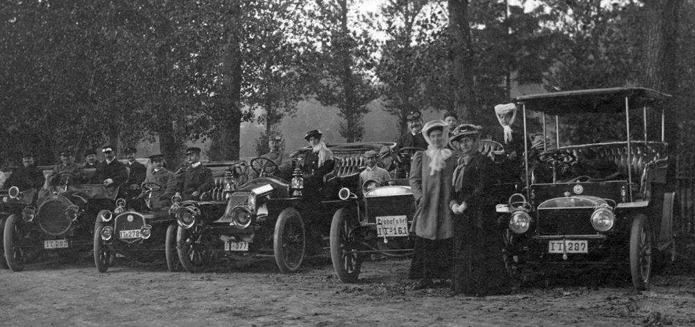 Vorkriegsautos auf alten Fotos